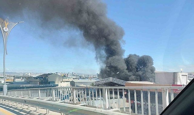 Ankara'da atık kağıt geri dönüşüm tesisinde yangın