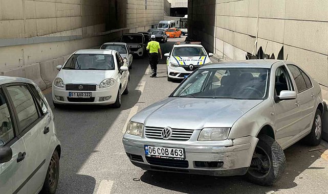 Ankara'da refüje çarpan otomobil takla attı: 2 yaralı