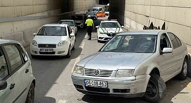 Ankara'da refüje çarpan otomobil takla attı: 2 yaralı