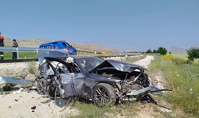 Antalya-Denizli karayolunda kontrolden çıkan otomobil şarampole düştü,3 yaralı