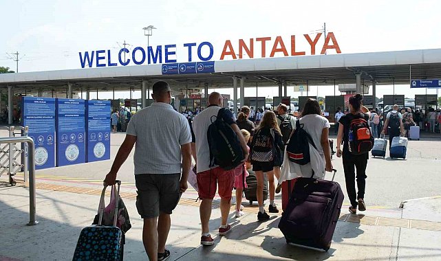 Antalya Havalimanı bayramda rekor kırdı