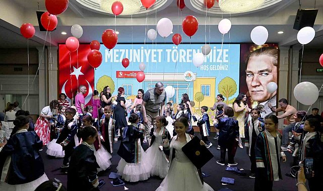 Antalya OSB'nin minikleri mezuniyet sevincini kep atarak kutladı