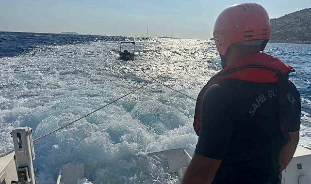 Antalya'da arızalanan teknedeki 2 kişinin imdadına Sahil Güvenlik ekipleri yetişti