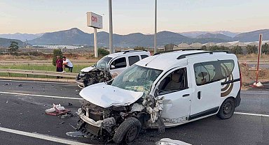 Antalya'da hafif ticari araçlar kafa kafaya çarpıştı: 4 yaralı