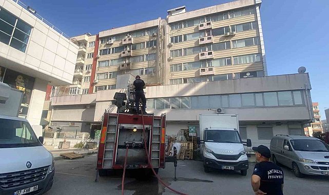 Antalya'da iş merkezinde çıkan yangın korkuttu