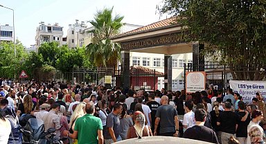 Antalya'da LGS sınavı öğrenciler kadar velileri de heyecanlandırdı