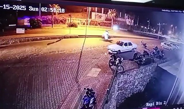 Antalya'da motosikletli gençleri hayattan koparan kaza kamerada