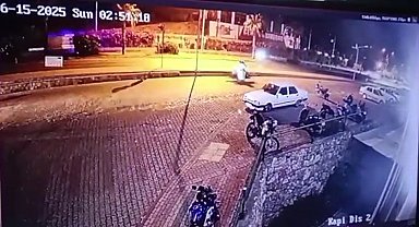 Antalya'da motosikletli gençleri hayattan koparan kaza kamerada