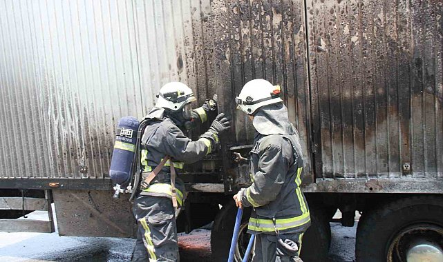 Antalya'da park halindeki kamyon alev aldı, içindeki otel animasyon malzemeleri yandı