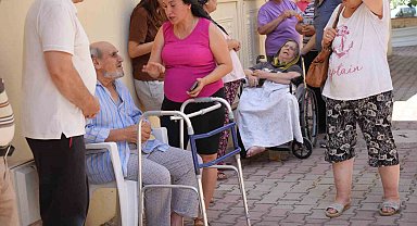 Antalya'da yangın paniği, apartman dumanla kaplandı, yaşlı çift kurtarıldı