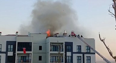 Apartmanın çatısında çıkan yangın paniğe neden oldu