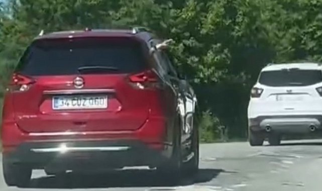 Aracından yola defalarca çöp atarken görüntülendi