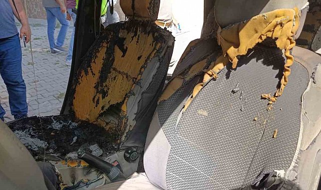 Araçta unutulan cep telefonu patladı, otomobil alev aldı