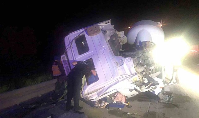 Arkadan çarptığı tırın şoför kabinini devirdi, sürücü kabinde sıkıştı