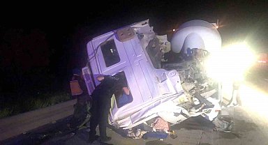 Arkadan çarptığı tırın şoför kabinini devirdi, sürücü kabinde sıkıştı