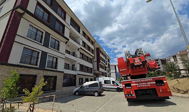 Arkadaşına intihar edeceğini söyledi, polis ve itfaiye balkondan girerek kurtardı