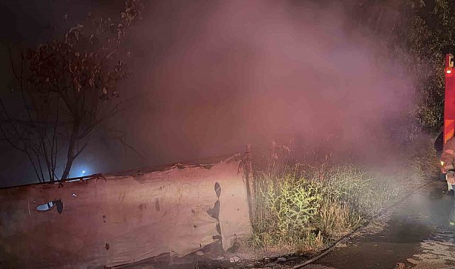 Arnavutköy'de tek katlı baraka alev alev yandı