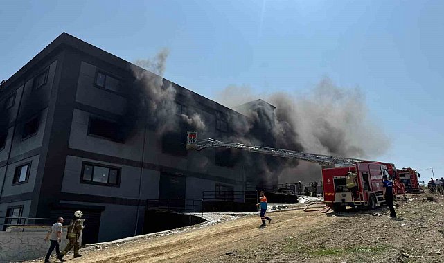 Arnavutköy'de terlik fabrikası alevlere teslim oldu