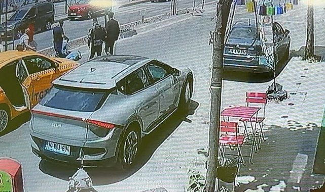 Arnavutköy'de yolun karşısına geçmek isteyen adama taksi çarptı