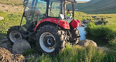 Arpaçay'da traktör şarampole devrildi: 2 yaralı
