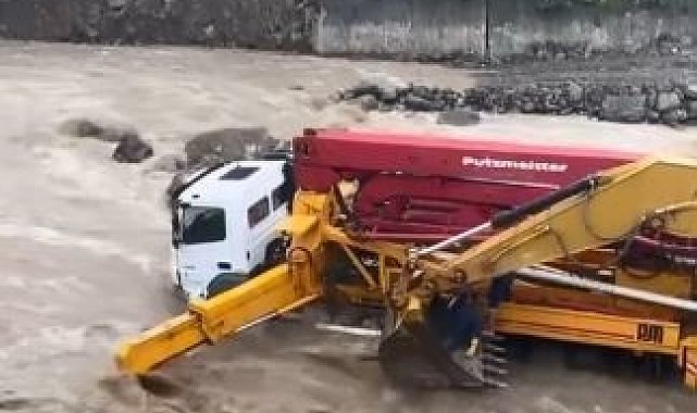 Artvin'de iş makineleri bir anda yükselen dere sularının ortasında kaldı