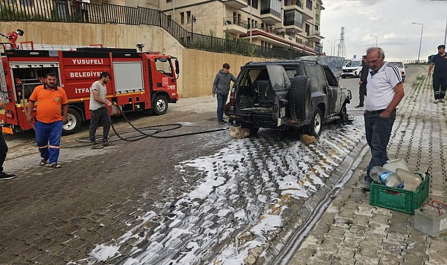 Artvin'de seyir halindeki otomobil alev alev yandı