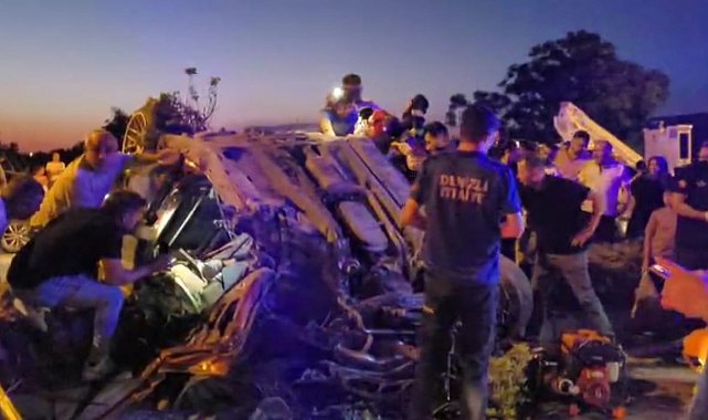 Aşırı hız yüzünden refüjdeki ağaca çarpan otomobil hurdaya döndü: 1 yaralı