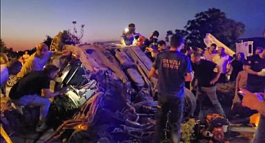 Aşırı hız yüzünden refüjdeki ağaca çarpan otomobil hurdaya döndü: 1 yaralı