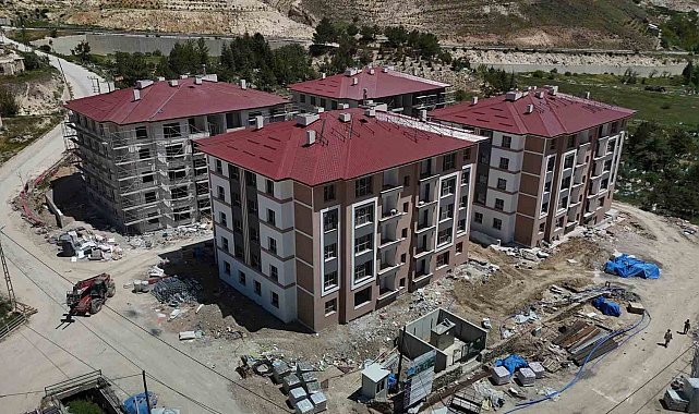 Asrın felaketinden etkilenen Sivas'ın ilçesinde afet konutları hızla yükseliyor