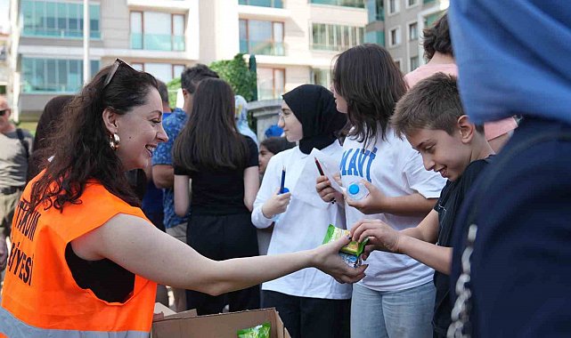 Atakum'da LGS sınavına giren öğrencilere kek ve su ikramı