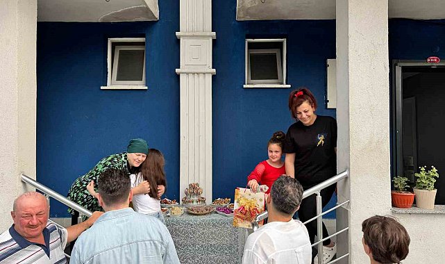 Atalarından gelen bayramlaşma geleneğinı bu yıl da sürdürdüler