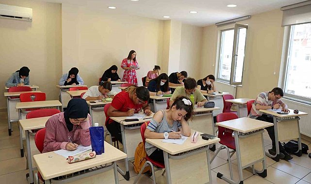 Ataşehir Belediyesi'nden lise ve üniversite sınavına hazırlanan öğrenciler için önemli destek