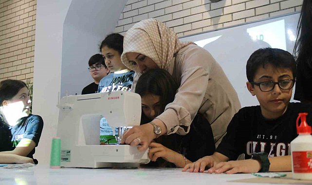 Atık kumaşlardan kitap ayracı üretiyorlar