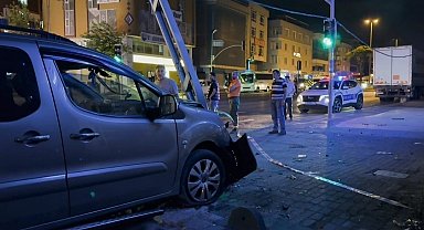 Avcılar'da aşırı hız yapan araç elektrik direğine çarptı: 3 yaralı