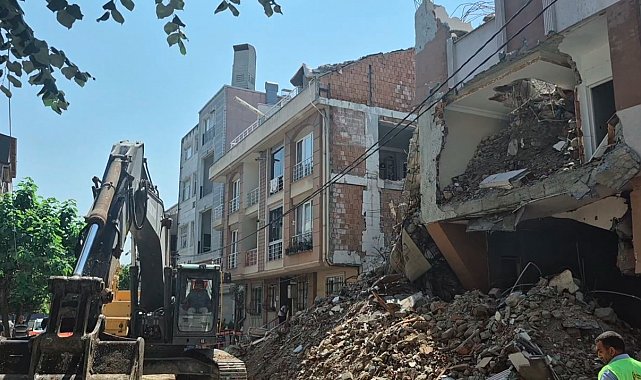 Avcılar'da kısmi çöken binanın yıkımı sırasında bitişik apartmanın da duvarı yıkıldı