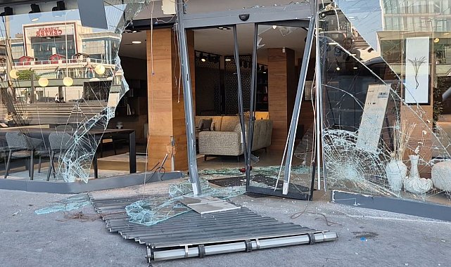 Avcılar'da makas atan sürücünün arkadan çarptığı otomobil mağazaya böyle daldı