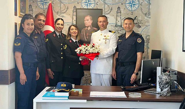 Aydın İl Jandarma Komutanlığı'ndan 'çiçekli' kutlama