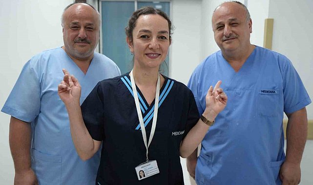 Aynı hastanede çalışan ikizleri görenler 'gözlerini ovalıyor'