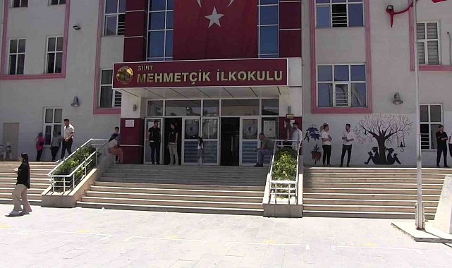 AYT heyecanı başladı: Aileler dışarıda, öğrenciler içeride ter döküyor