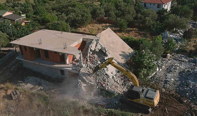 Ayvacık'ta 52 kaçak yapı yıkıldı