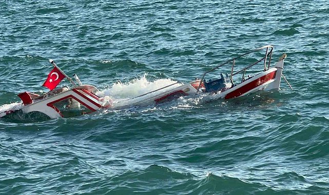 Ayvalık'ta demirli olan balıkçı teknesi su alarak battı