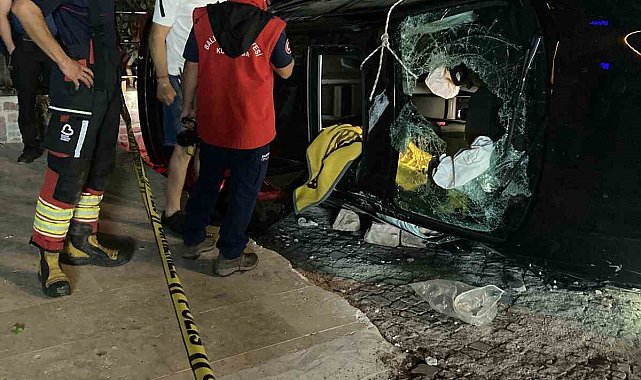 Ayvalık'ta gece yarısı feci kaza: 1 ölü, 1 yaralı