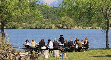 Babaannesinin tarlasına tesis kurdu Kuveyt ve Katarlıları konuk ediyor