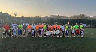 Babaları sahada çocuklar ise tribünde ter döktü