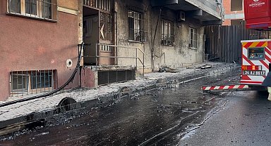 Bağcılar'da inşaat alanındaki yangın binaya ve sokağa sıçradı