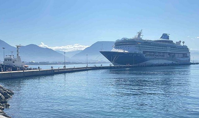 Bahama bandıralı kruvaziyer Alanya'ya demirledi