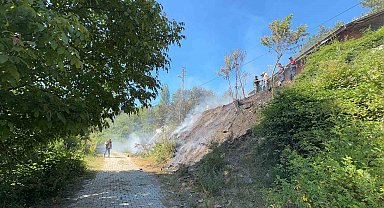 Bahçede çıkan yangın evi küle çeviriyordu
