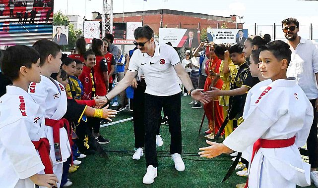 Bahçelievler Stadyumu'nda GSB Spor Okulları açılış töreni gerçekleştirdi