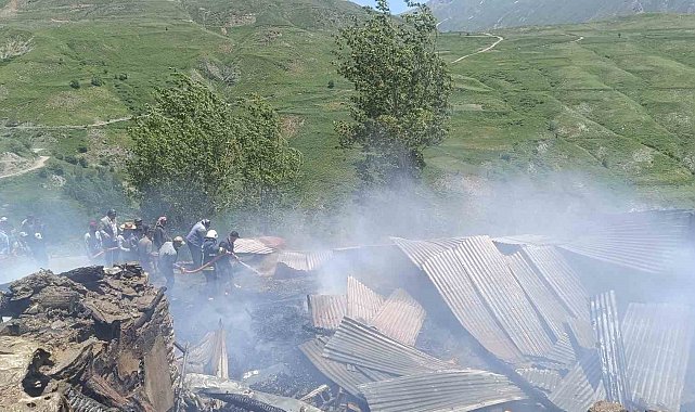 Bahçesaray'da ev yangını: Dumandan zehirlenen 14 yaşındaki çocuk öldü