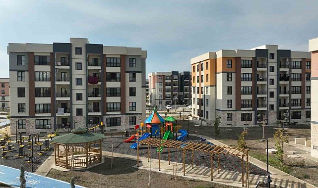 Bakan Kurum: "Teslimatta 250 bini geçtik, sözümüzü inşa etmeye devam"